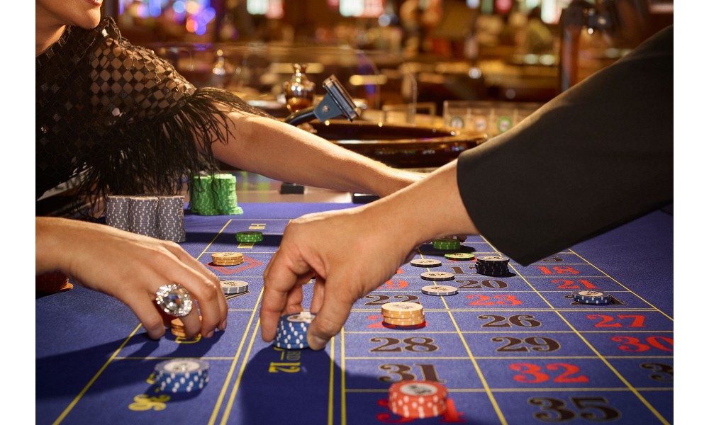 How do scores distribute across baccarat sessions?